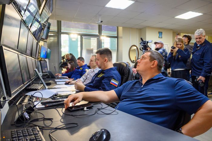 Комиссия наблюдает за экипажем космонавтов МКС-75 на комплексной тренировке в Звездном городке