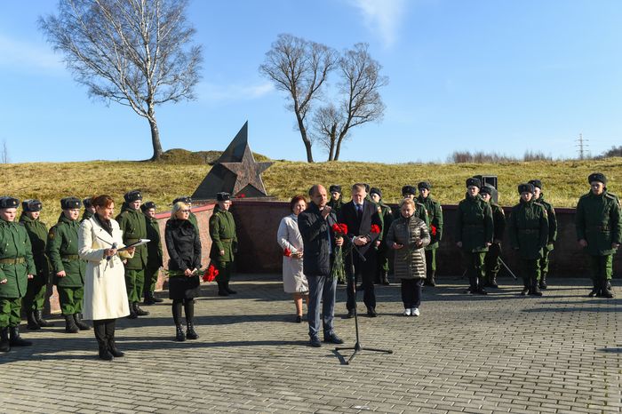 Открытие после реставрации воинского мемориала в деревне Ельня в Подмосковье