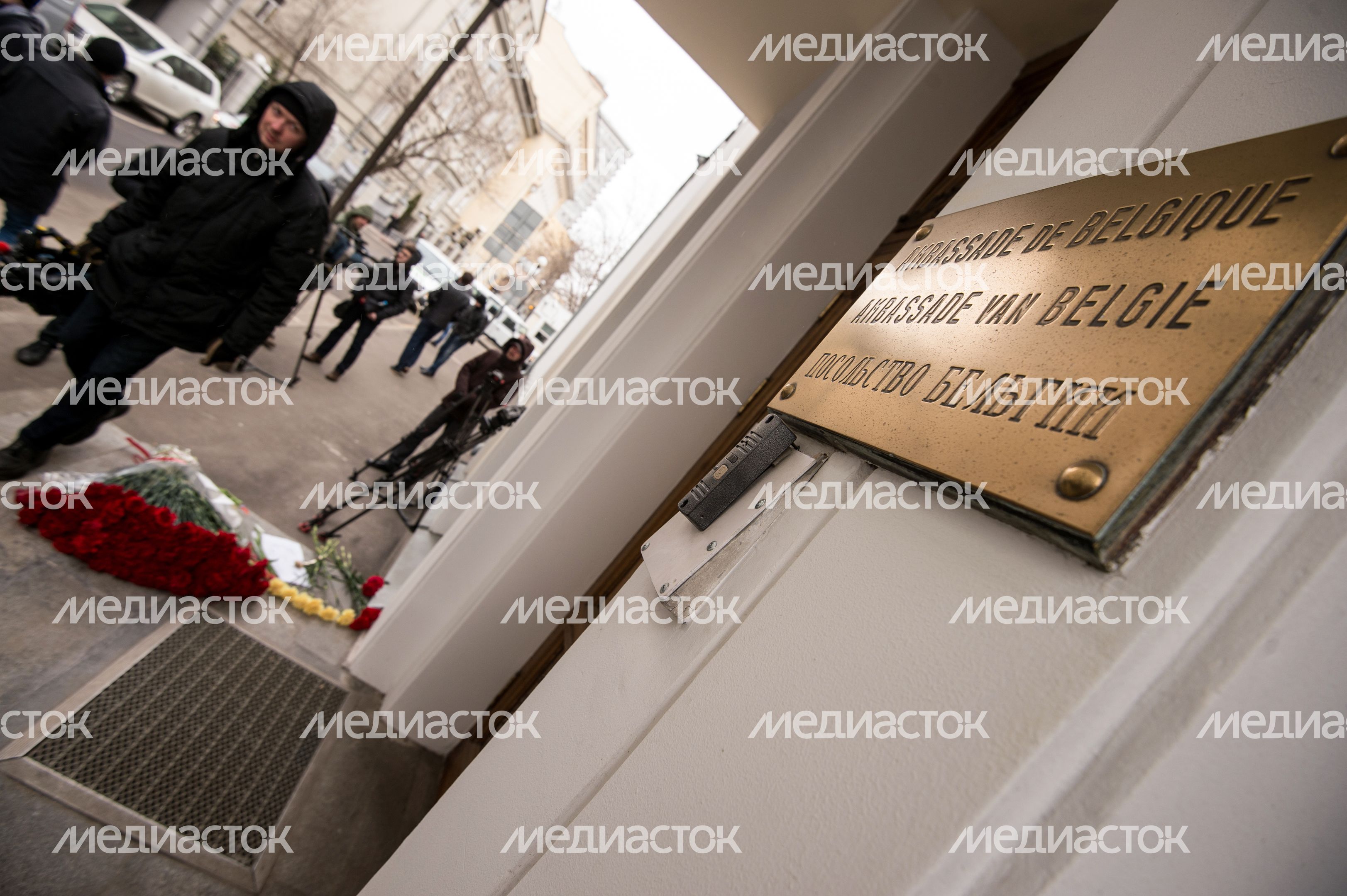 Москвичи несут цветы к посольству Бельгии