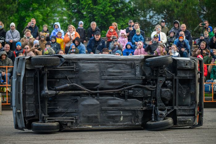 Невероятные трюки на автомобилях на шоу каскадеров в Чехове