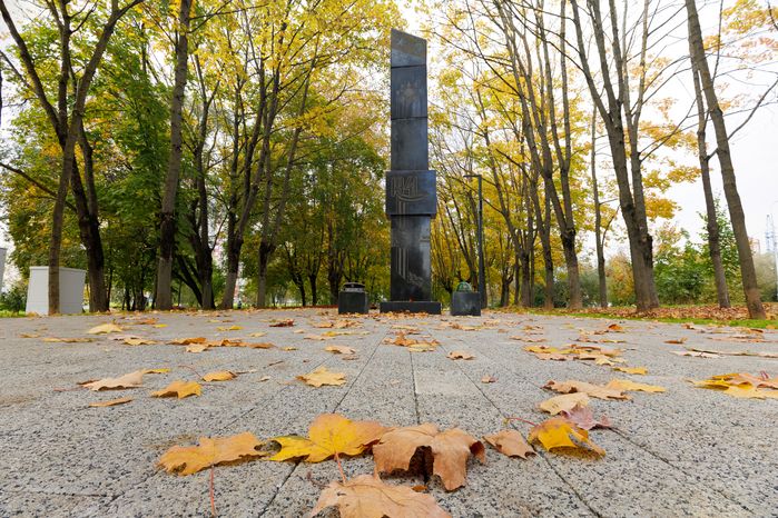 Памятник морякам-тихоокеанцам и красноармейцам-сибирякам в парке Защитников Москвы в Лобне