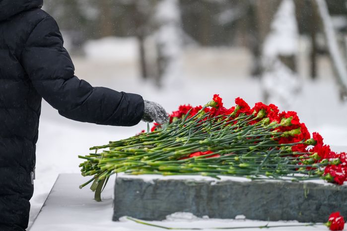 Возложение цветов к памятнику первому космонавту Юрию Гагарину в Звездном городке