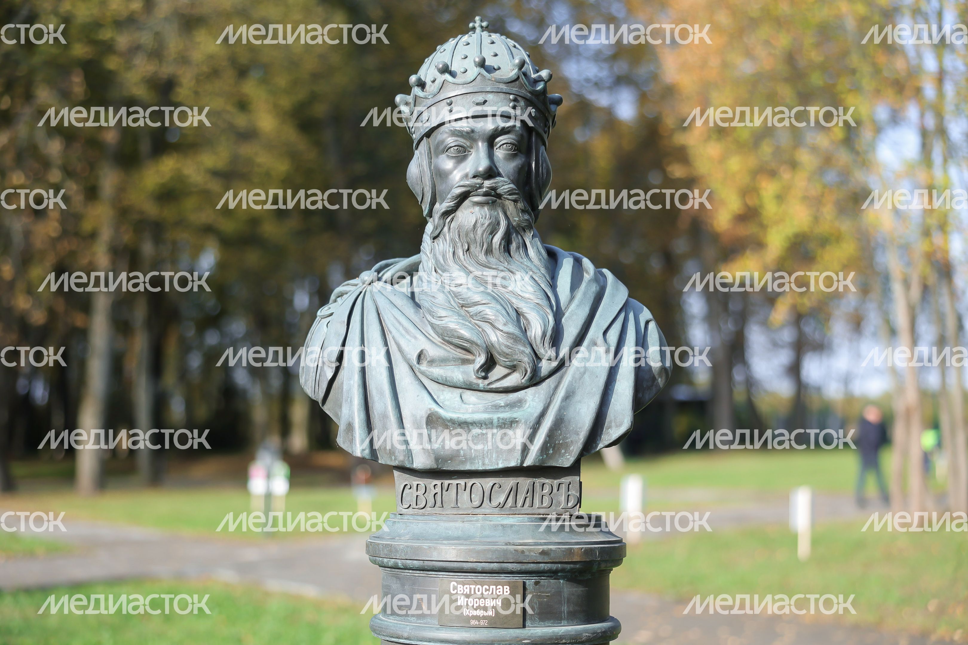 Бюст Святослава Храброго в Аллее правителей в усадьбе Татищева под Солнечногорском Бюст Святослава Храброго в Аллее правителей в усадьбе Татищева под Солнечногорском