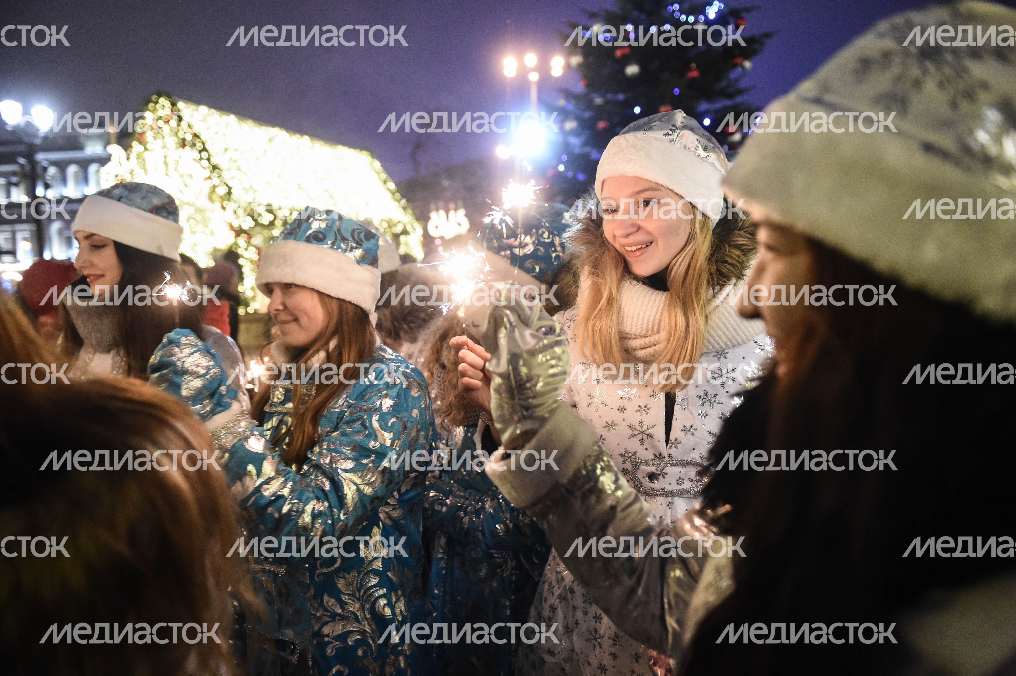 Парад Снегурочек в Москве