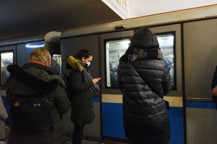 Люди в масках в период эпидемии коронавируса