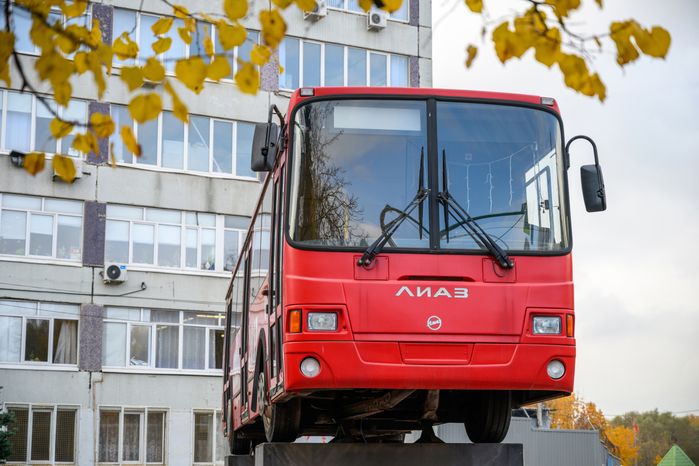 Автобус ЛиАЗ‑5256 у проходной завода ЛиАЗ в Ликино‑Дулево