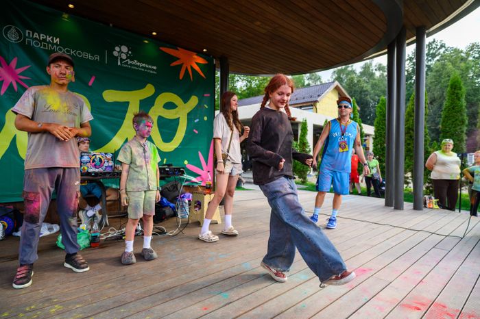 Фестиваль красок Holi Dance в Наташинском парке в Люберцах