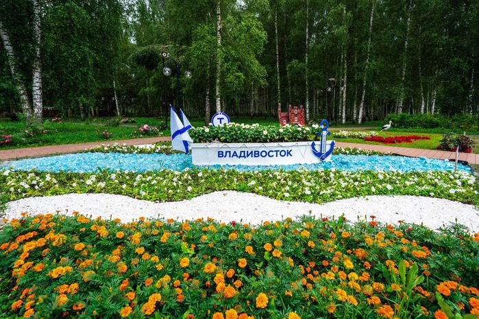 Клумба посвящена городу воинской славы Владивостоку на фестивале флористики и дизайна «Вальс цветов» в Сестрорецком парке города Клин