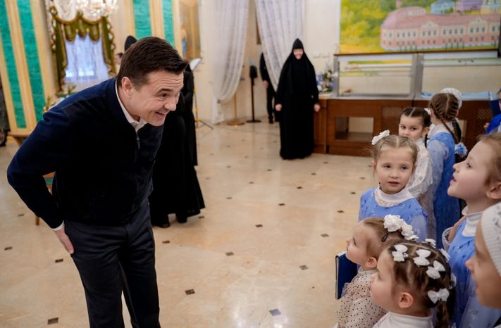Андрей Воробьев поздравил с Новым годом воспитанниц детского приюта при Покровском монастыре