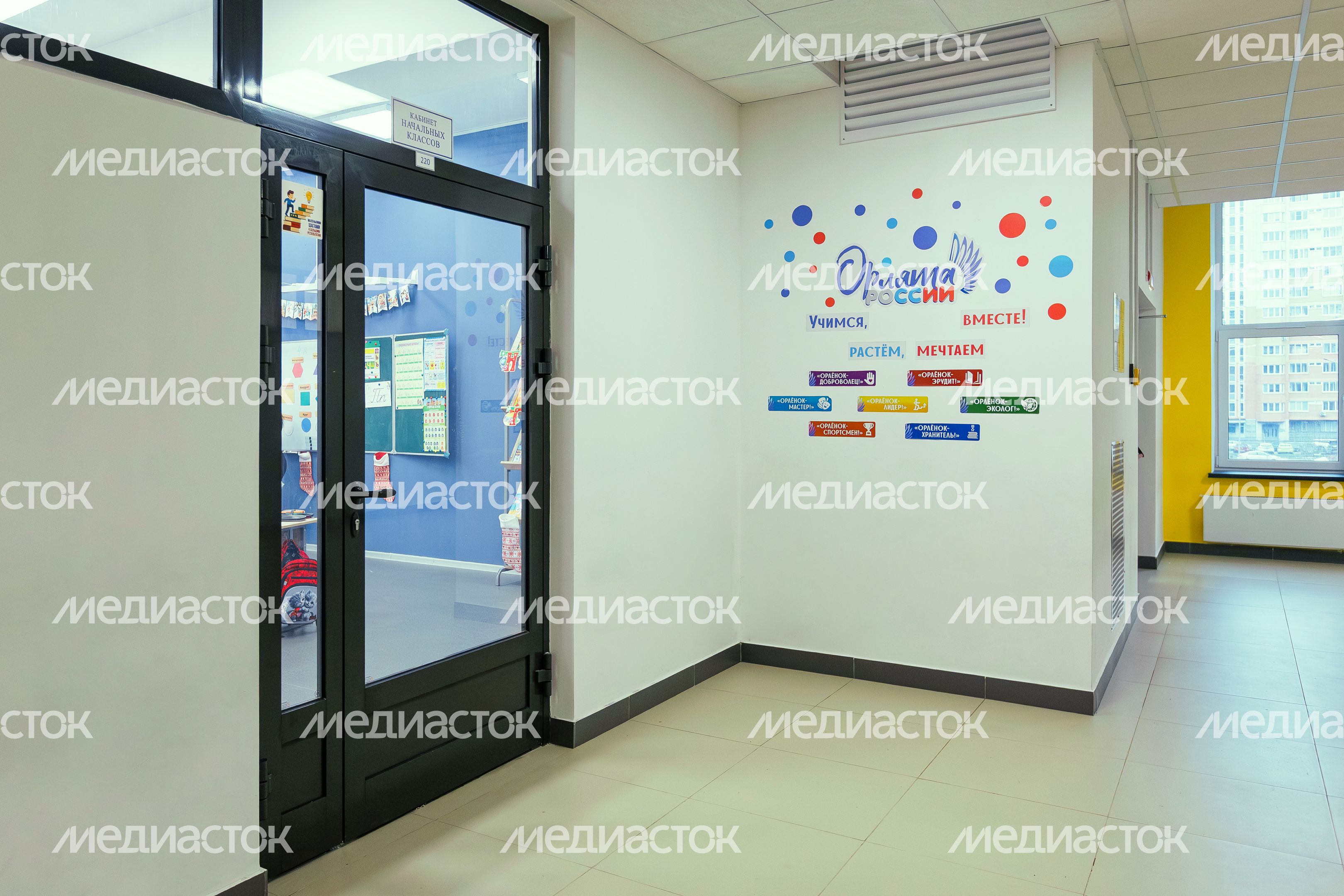 Коридор в новом корпусе школы №15 в ЖК «Героев» в Балашихе Коридор в новом корпусе школы №15 в ЖК «Героев» в Балашихе