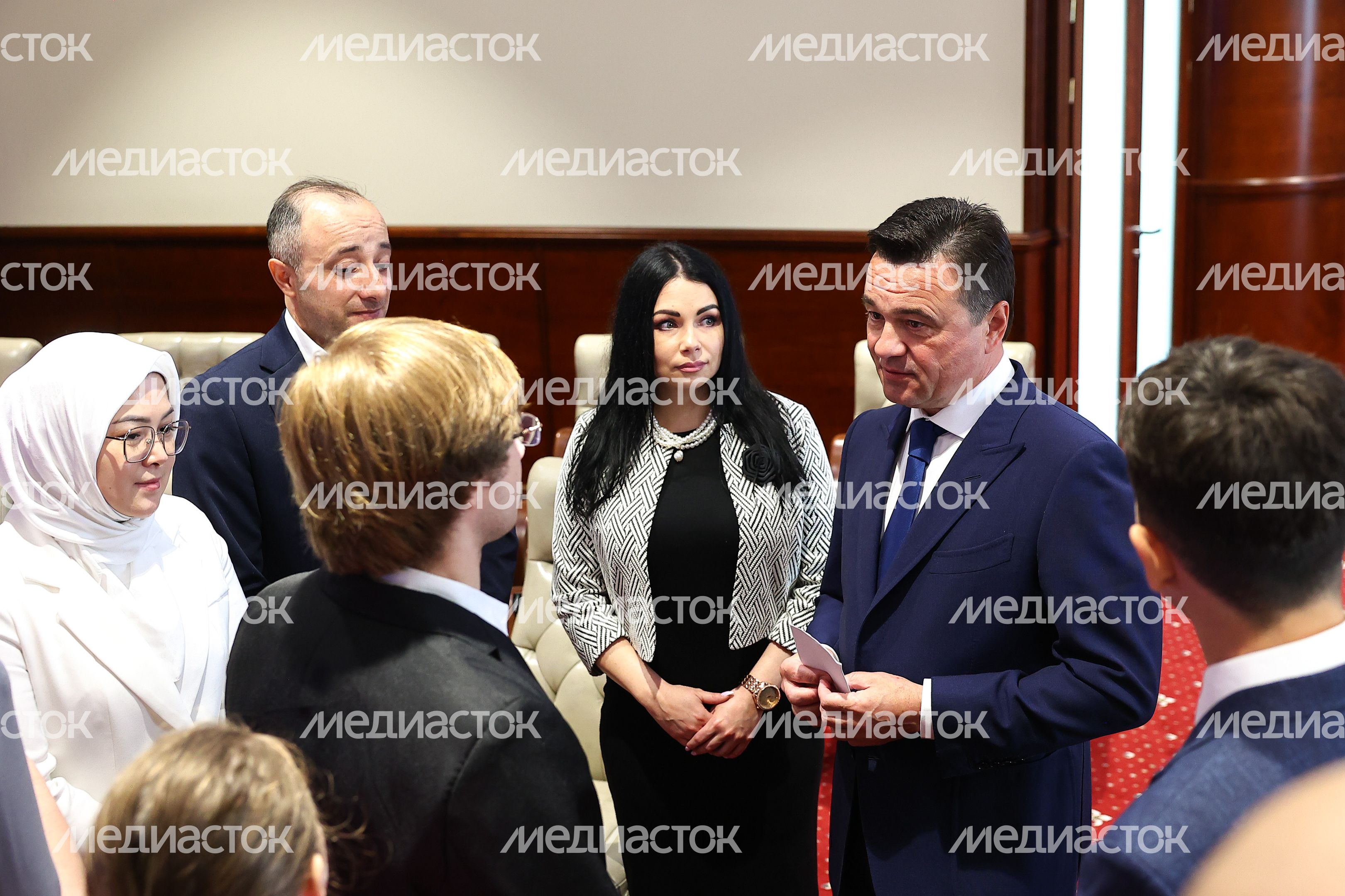 Андрей Воробьев наградил подростков, спасших людей в «Крокусе», а также работников образования и культуры