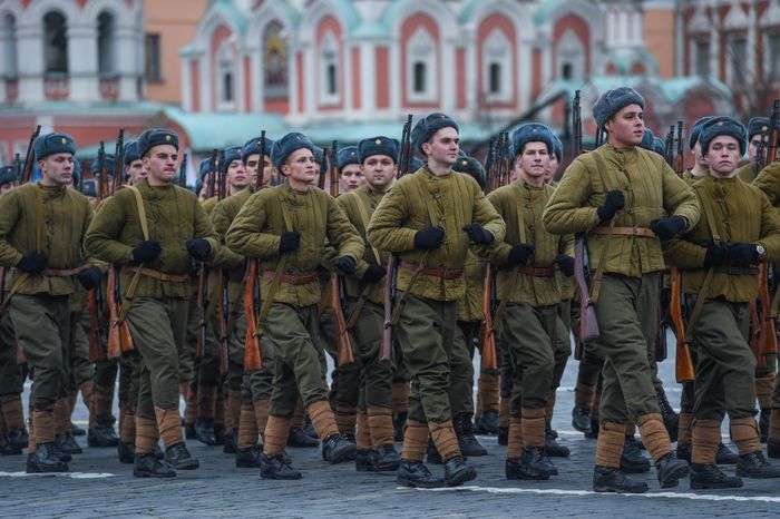 Торжественный марш в честь парада 1941 года на Красной площади в Москве