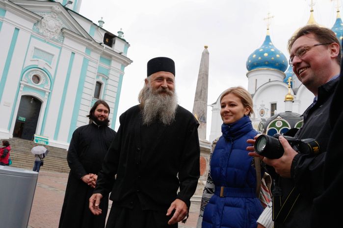 Делегация из Японии посадила древовидные пионы в Троице-Сергиевой Лавре