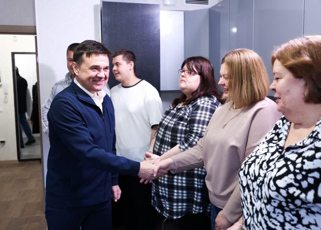 Андрей Воробьев навестил волоколамских новоселов, переехавших из аварийного жилья
