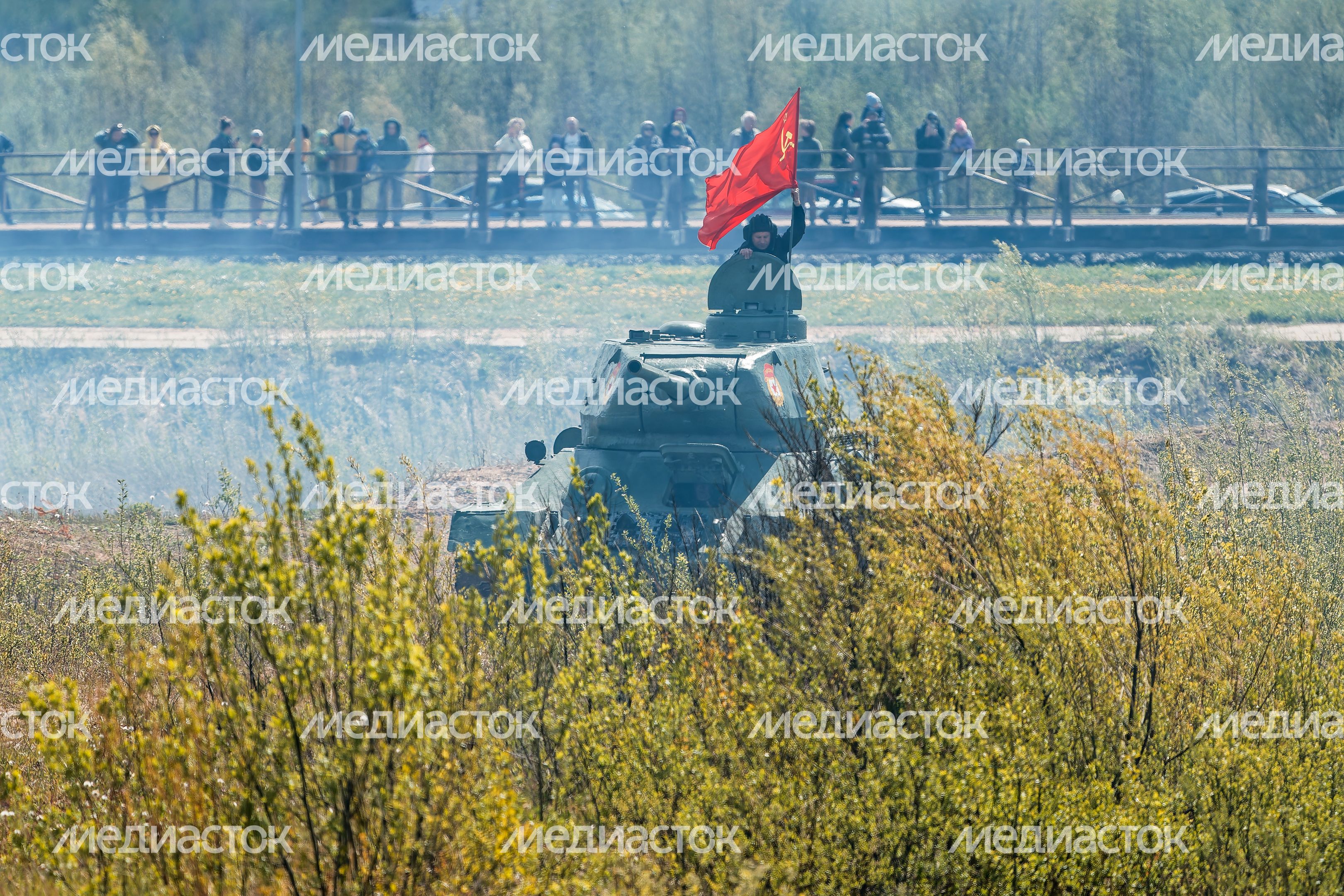 Военно-историческая реконструкция боя Великой Отечественной войны с техникой и авиацией в парке «Патриот» Одинцовского округа Военно-историческая реконструкция боя Великой Отечественной войны с техникой и авиацией в парке «Патриот» Одинцовского округа