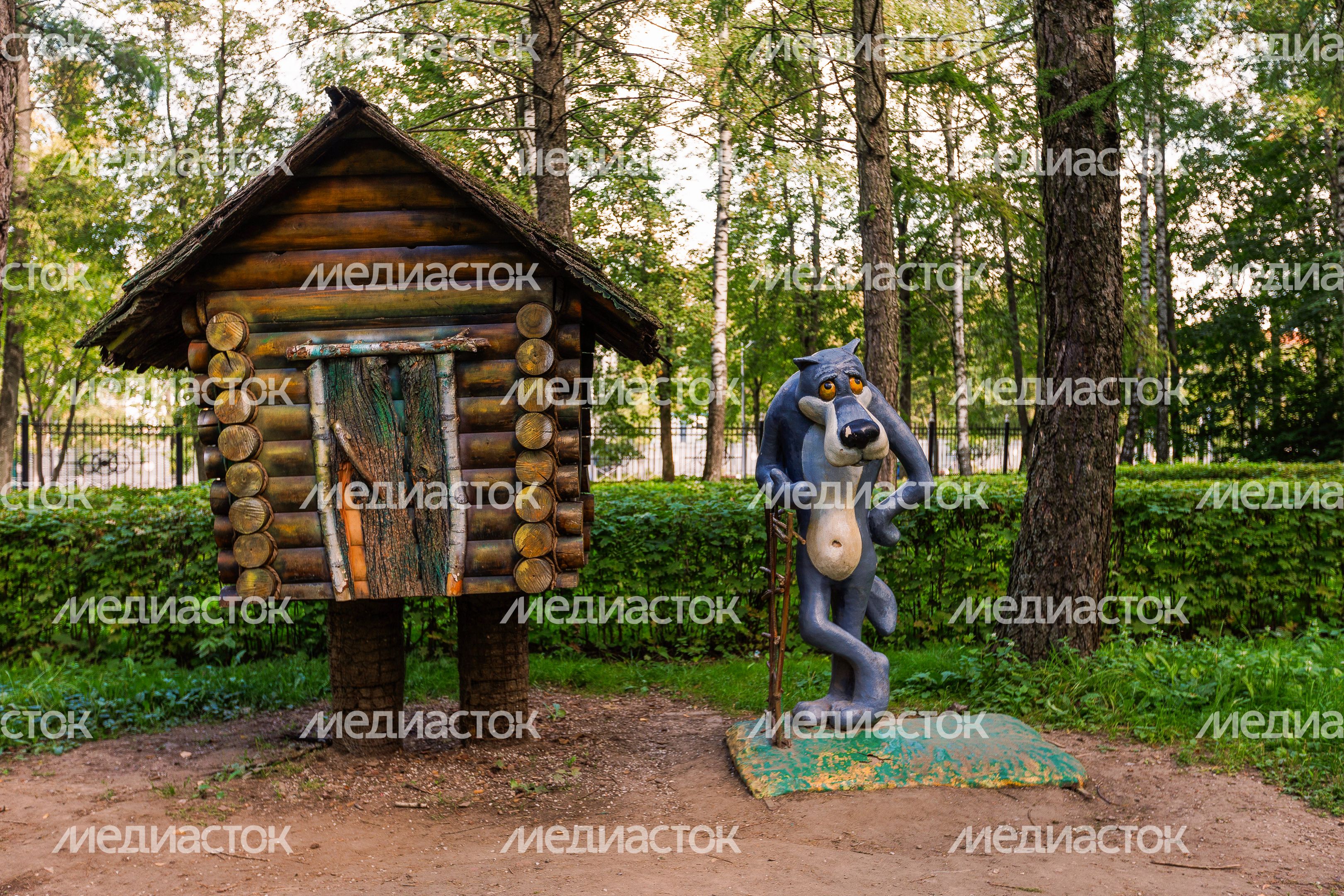 Сказочные персонажи в Центральном городском парке им. М.И. Калинина в Королеве летом Сказочные персонажи в Центральном городском парке им. М.И. Калинина в Королеве летом