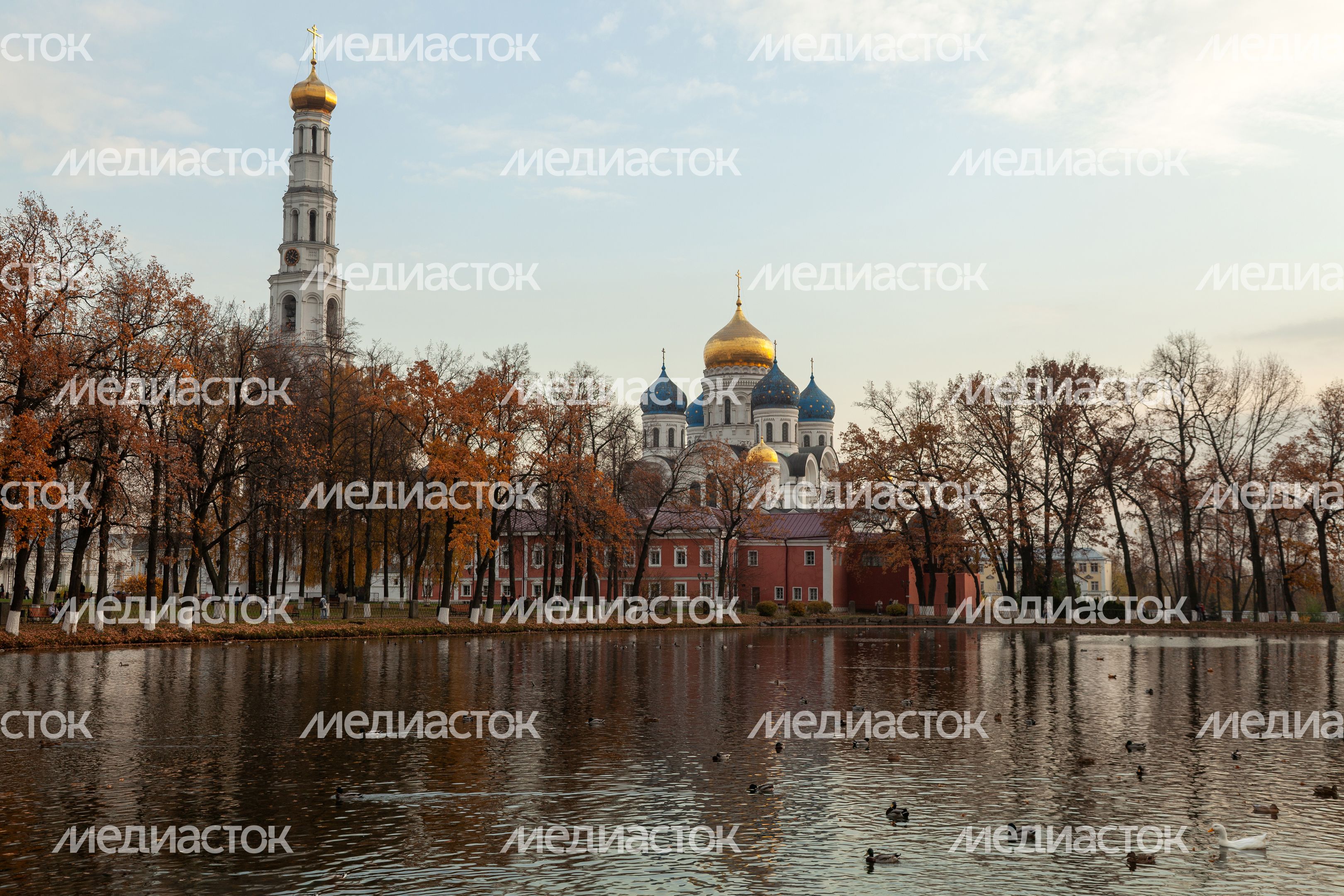 Осенние виды набережной Верхнего пруда возле Николо-Угрешского монастыря города Дзержинский округа Люберцы Осенние виды набережной Верхнего пруда возле Николо-Угрешского монастыря города Дзержинский округа Люберцы