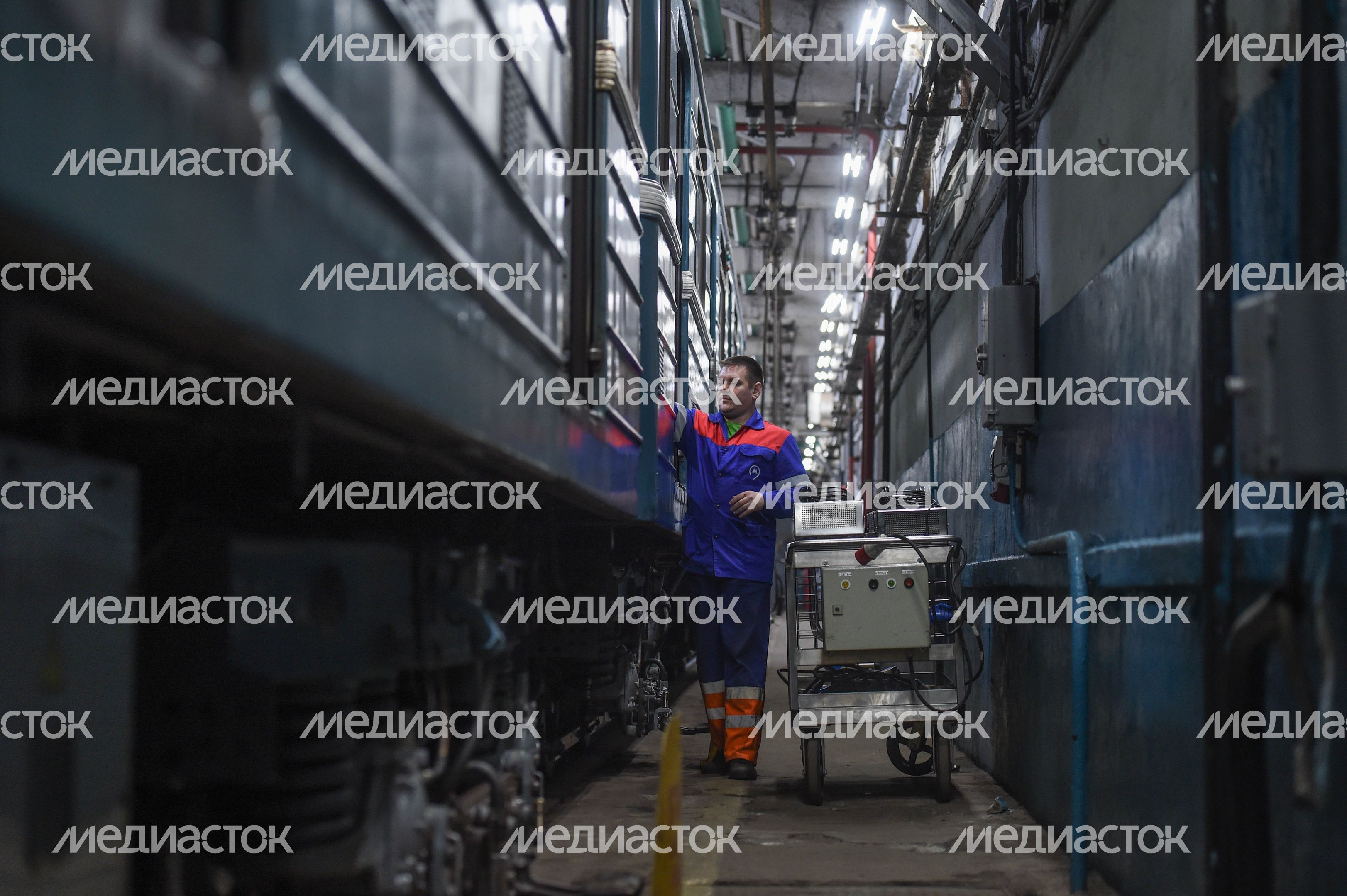 Кварцевание и мытье вагонов метро