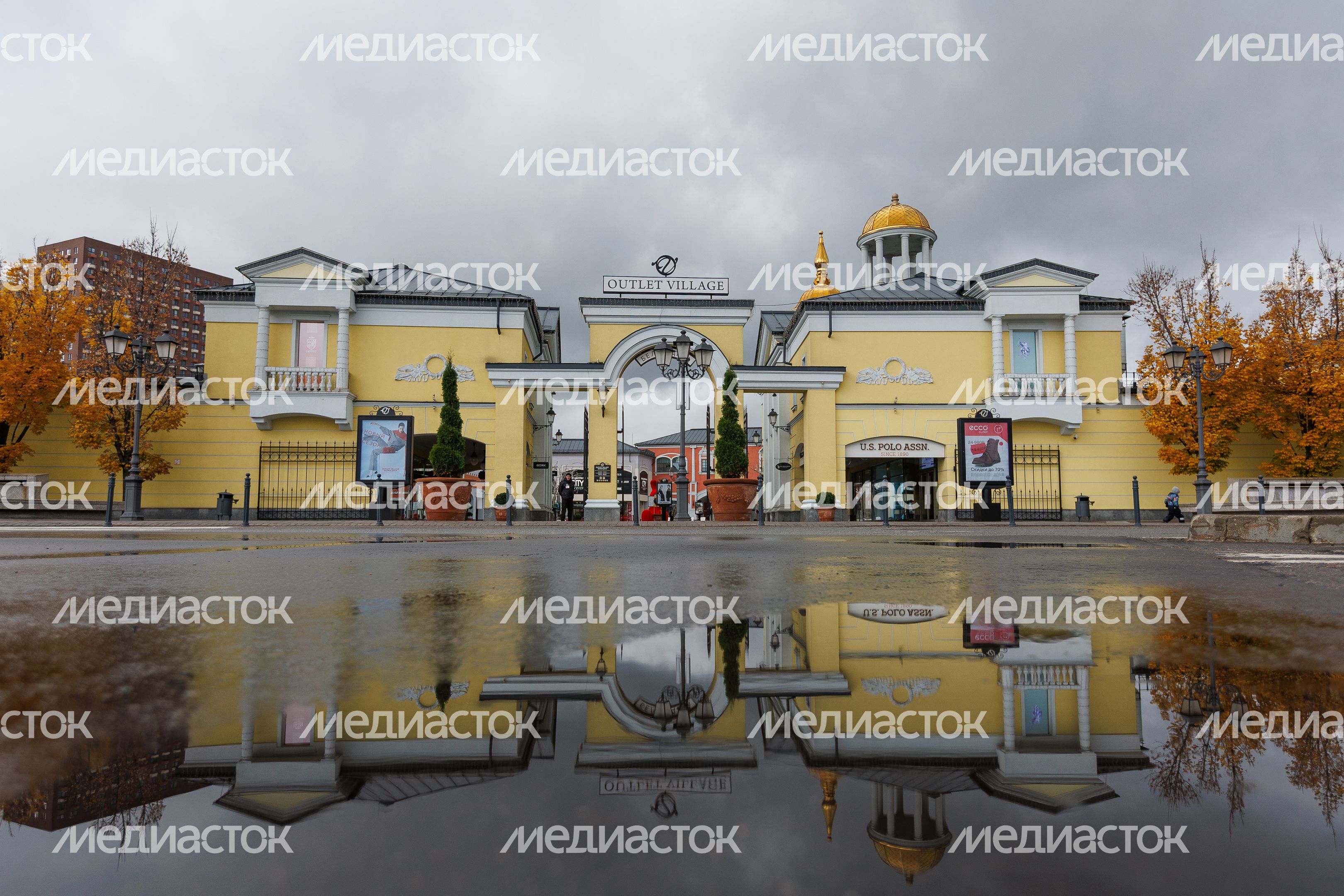 Торговый центр «Outlet Village Белая Дача» в Котельниках осенью Торговый центр «Outlet Village Белая Дача» в Котельниках осенью