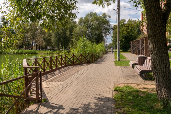 Набережная Городского пруда на улице 40 лет Октября в Лобне