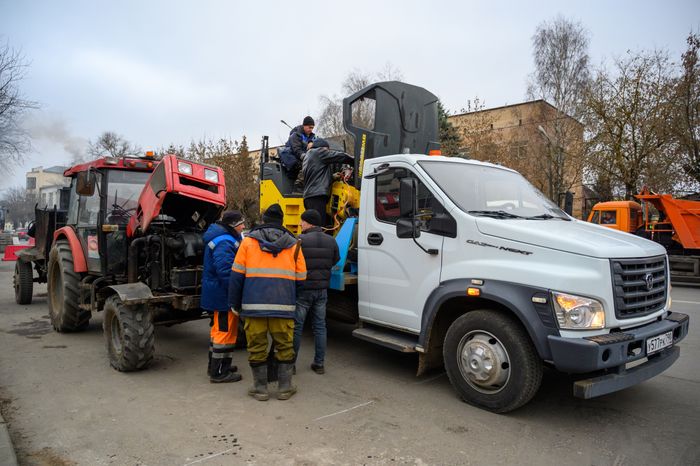 Рабочие Мособлводоканала укладывают асфальт в Орехово-Зуево после ремонта водопровода
