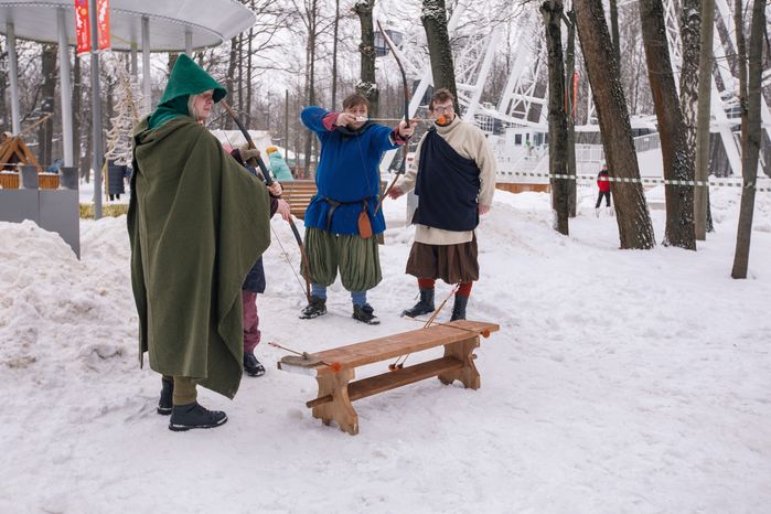 Стрельба из лука на празднике "Рождественские узоры" в парке имени Л.Н. Толстого в Химках