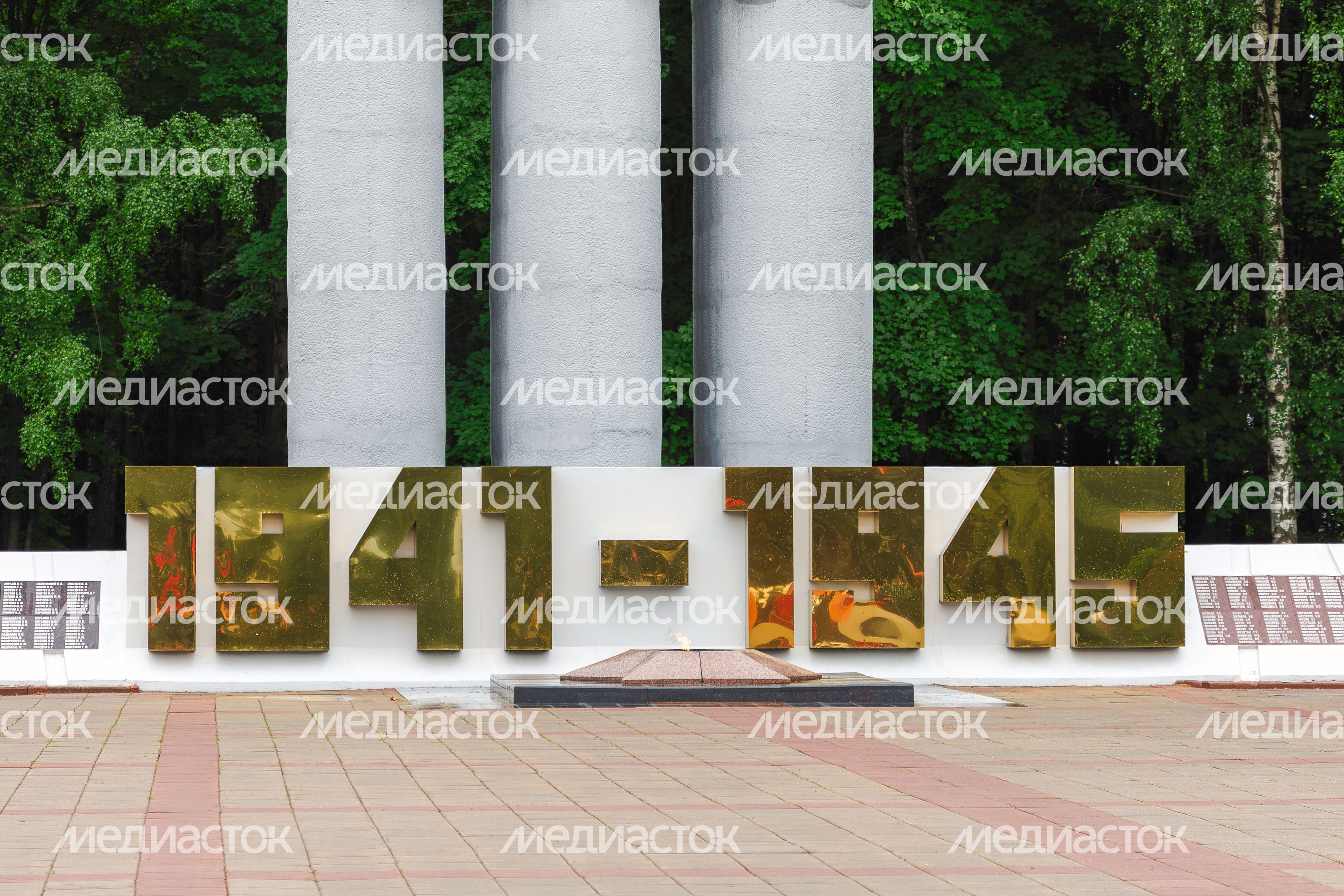 Мемориал Славы погибшим в Великой Отечественной войне 1941-1945 гг. в парке Победы Королева Мемориал Славы погибшим в Великой Отечественной войне 1941-1945 гг. в парке Победы Королева