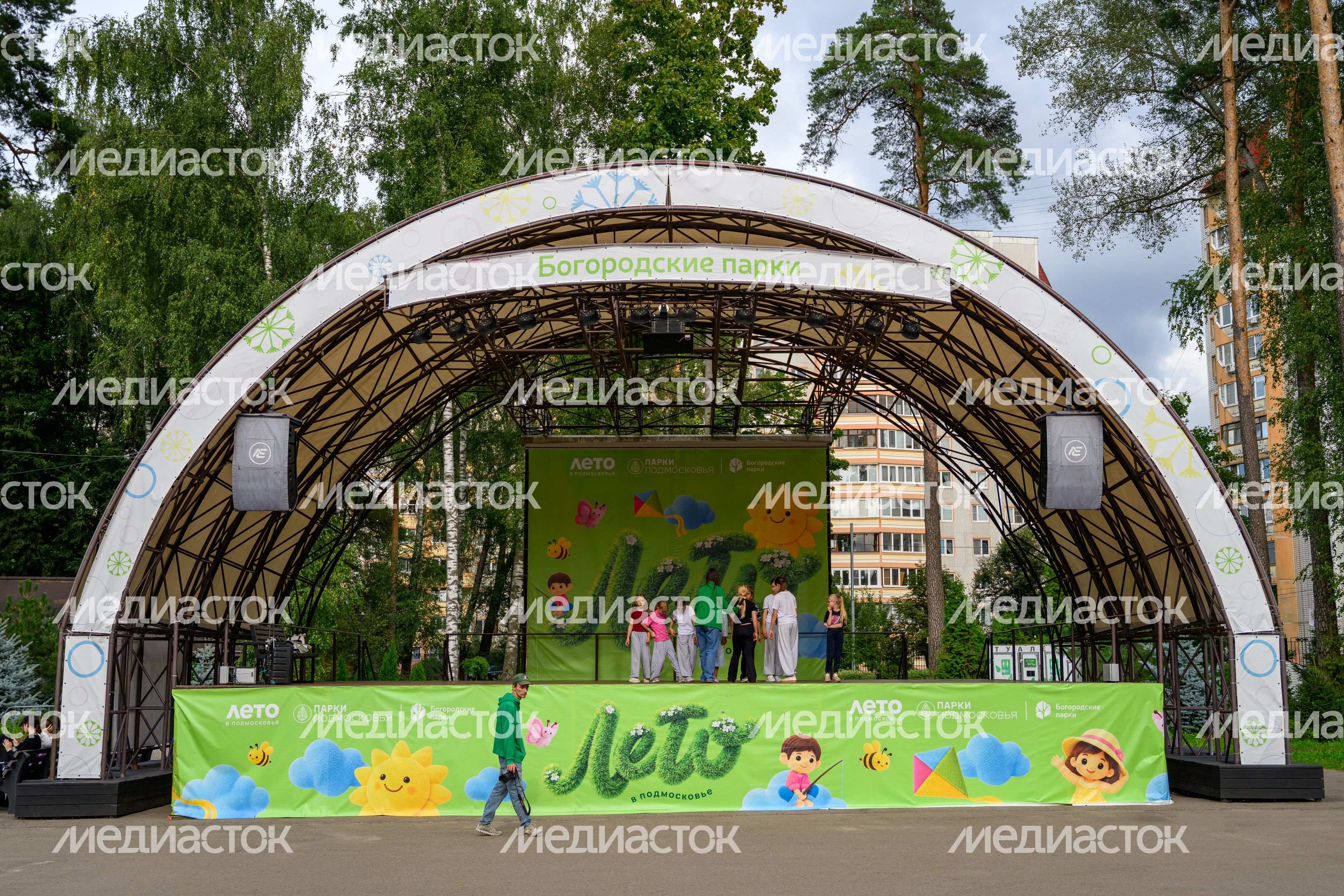 Сцена в Центральном парке культуры и отдыха в Ногинске Богородского округа Сцена в Центральном парке культуры и отдыха в Ногинске Богородского округа
