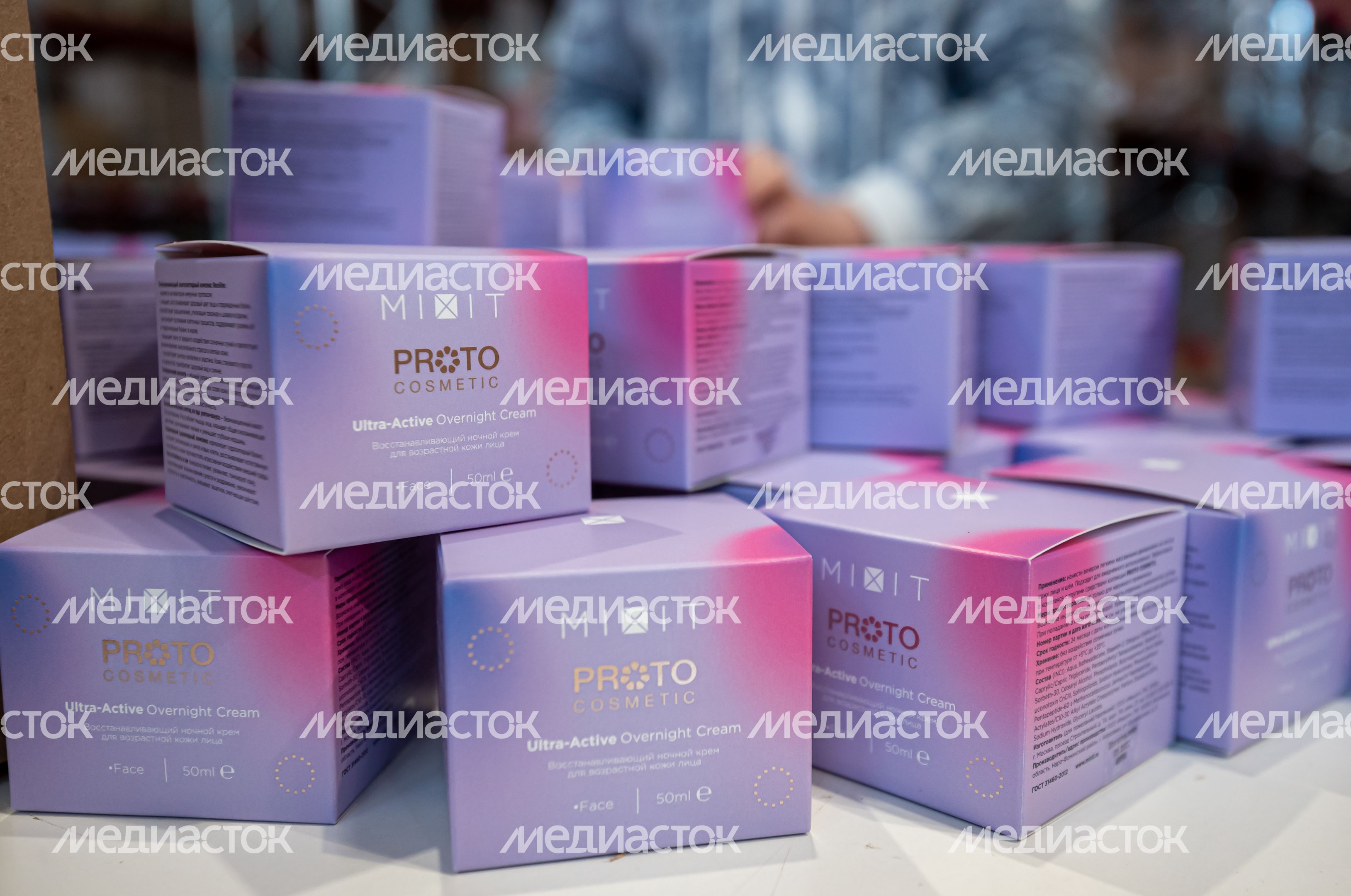 Процесс работы фабрики косметического бренда Mixit