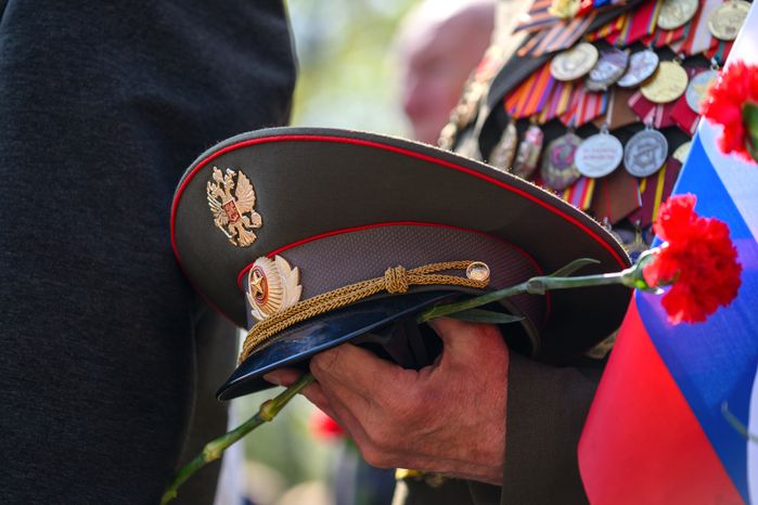 Боевые медали на кителе ветерана в День Победы