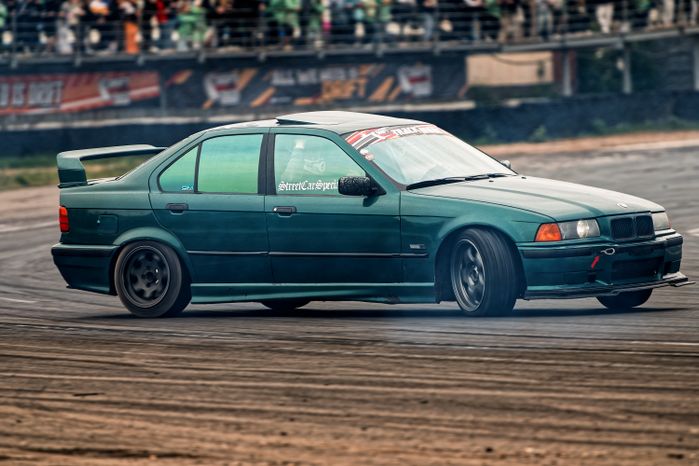 Гонка автомобилей на дрифт-фестивале скорости и драйва Drift Expo Track Mode 2025