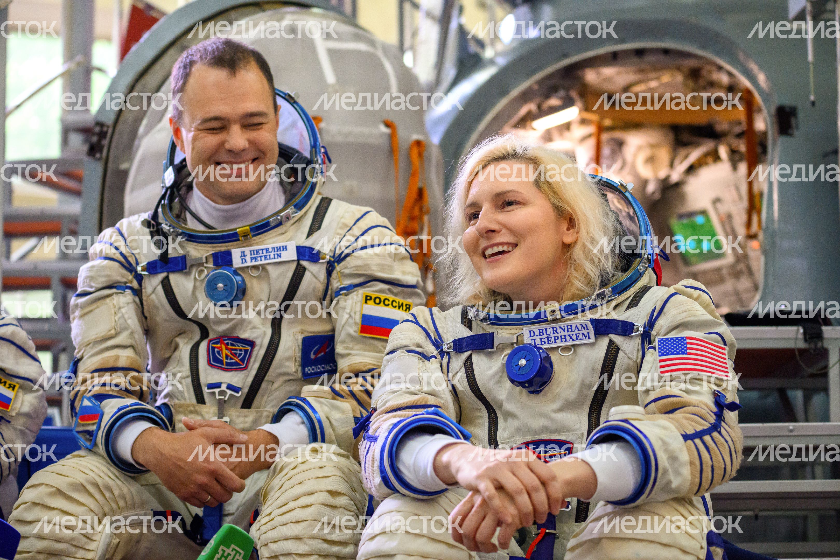 Дублирующий экипаж космонавтов МКС-75 Д. Петелин и Д. Бернхем на комплексной тренировке в Звездном городке