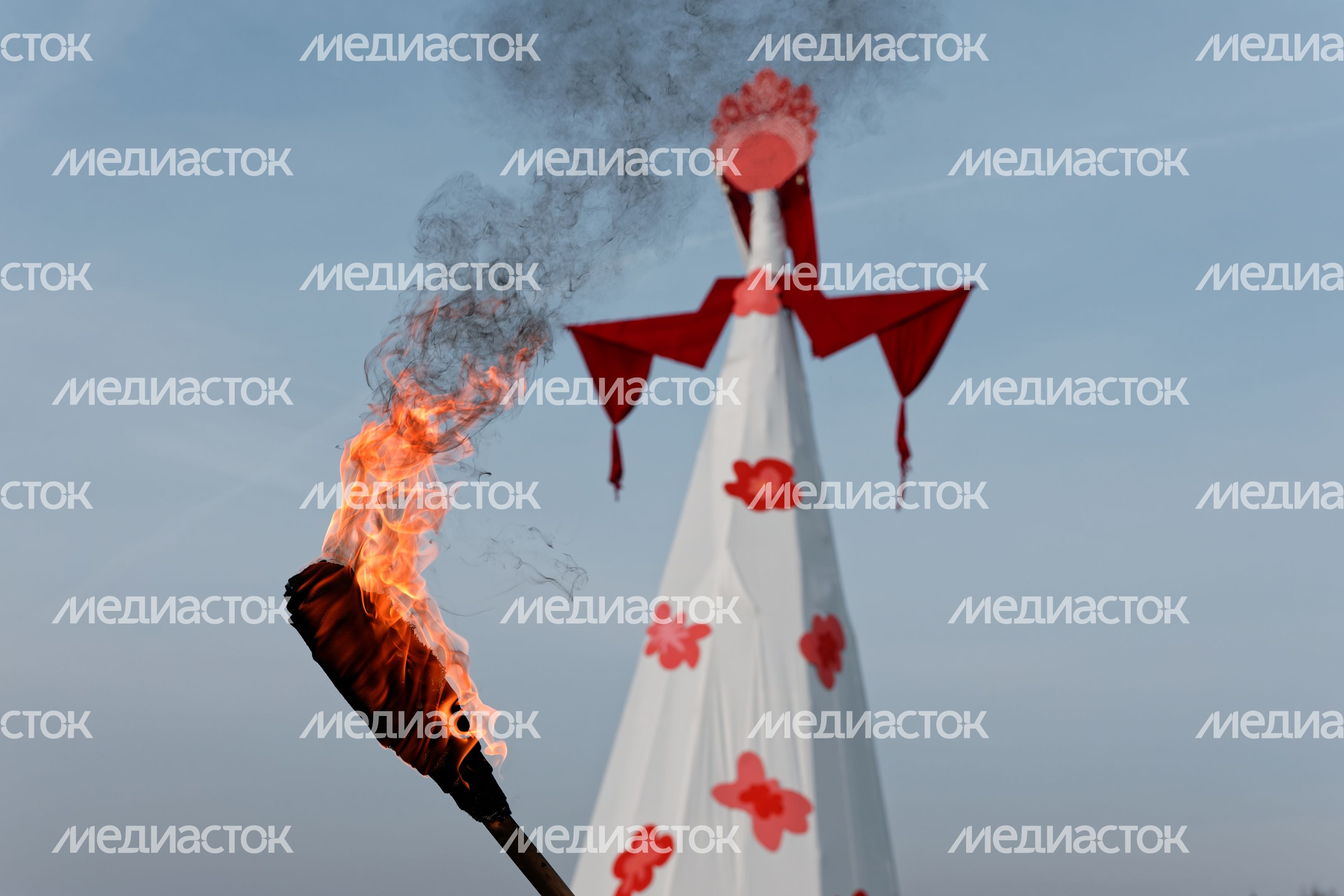 Самое большое в России чучело Масленицы сожгли на фестивале в Горках Ленинских