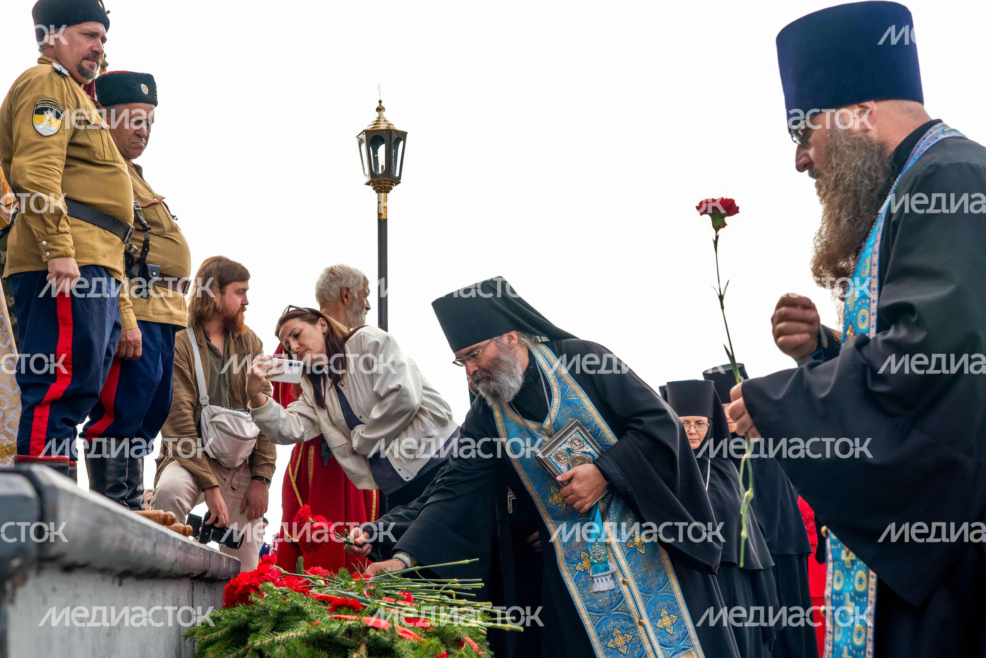 Возложение цветов на Батарее Раевского на Бородинском поле в День воинской славы России