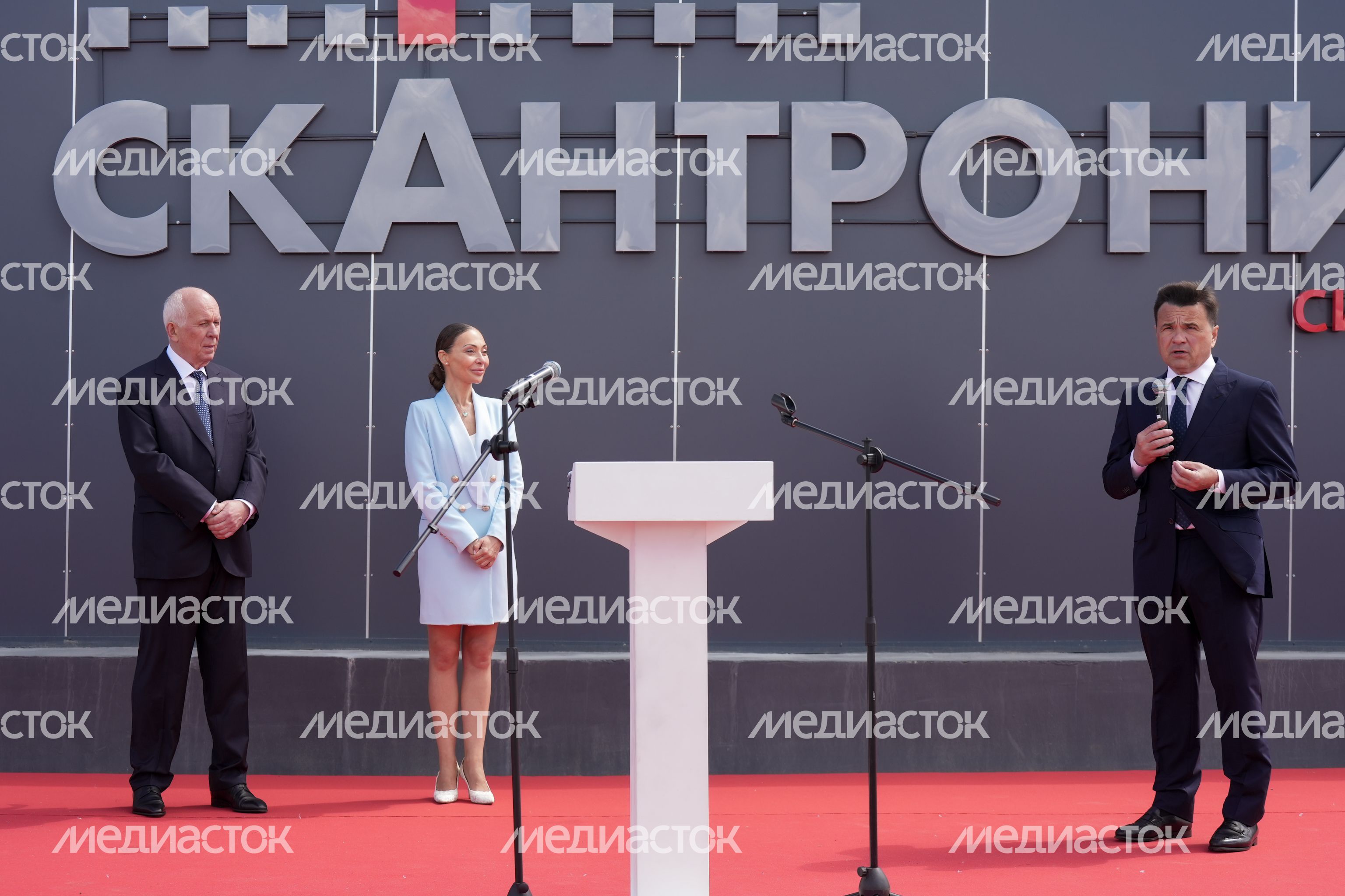 Андрей Воробьев и Сергей Чемезов открыли высокотехнологичный комплекс для досмотра грузовых контейнеров в Чехове Андрей Воробьев и Сергей Чемезов открыли высокотехнологичный комплекс для досмотра грузовых контейнеров в Чехове