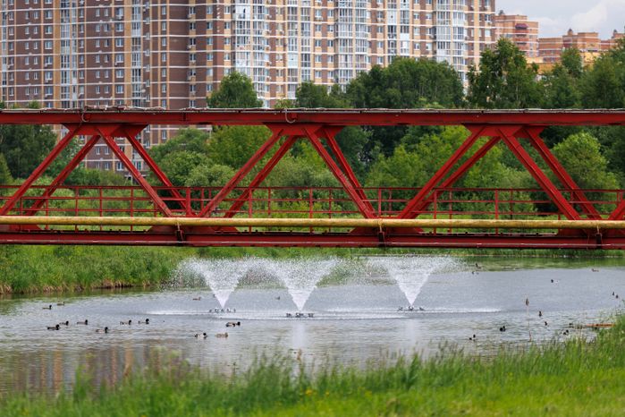 Мост и фонтан на набережной реки Учи в парке культуры и отдыха города Ивантеевка Пушкинского округа