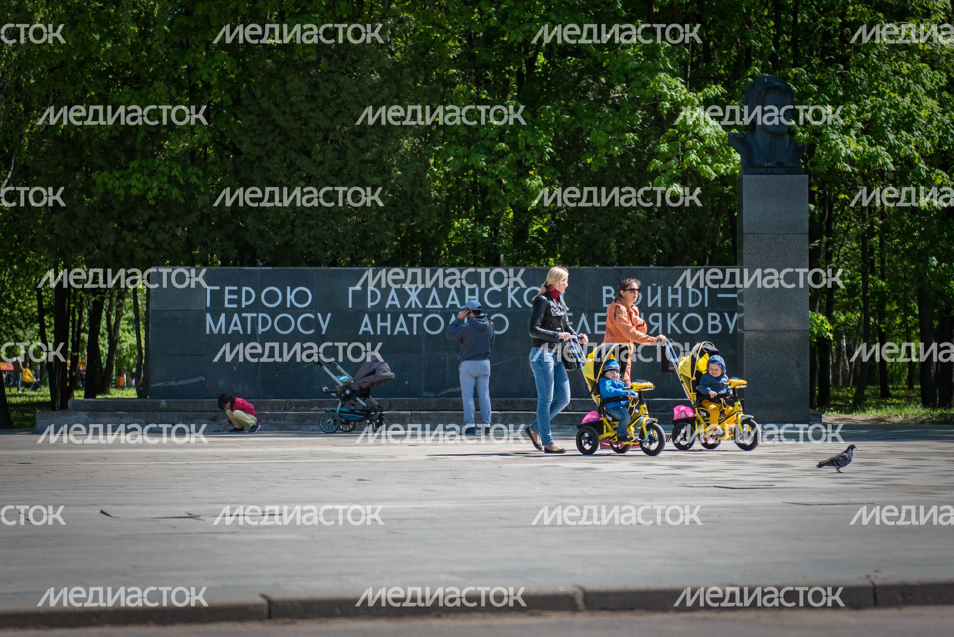 Памятник матросу Анатолию Железнякову в Долгопрудном