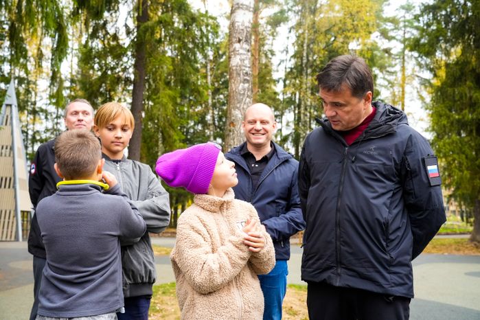 Андрей Воробьев проверил благоустройство лесопарка "Банный лес"
