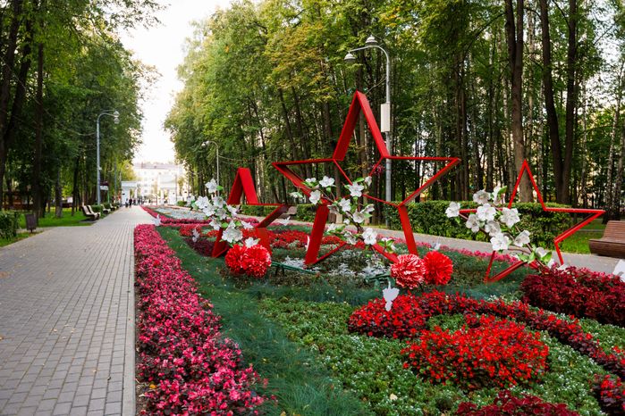 Клумба в Центральном городском парке им. М.И. Калинина в Королеве летом