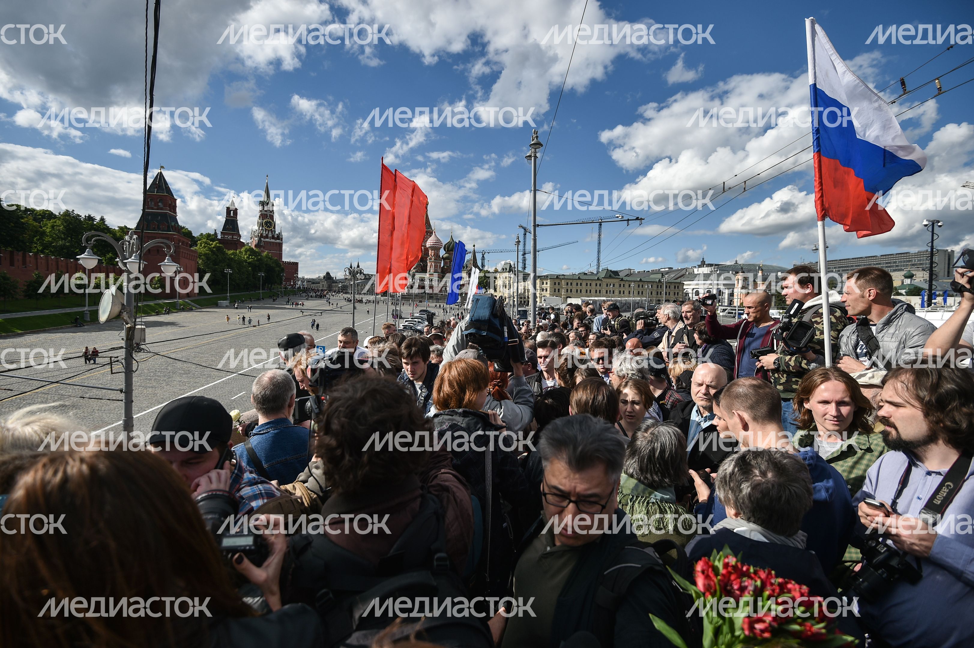 Возложение цветов к месту убийства Бориса Немцова в Москве Возложение цветов к месту убийства Бориса Немцова в Москве