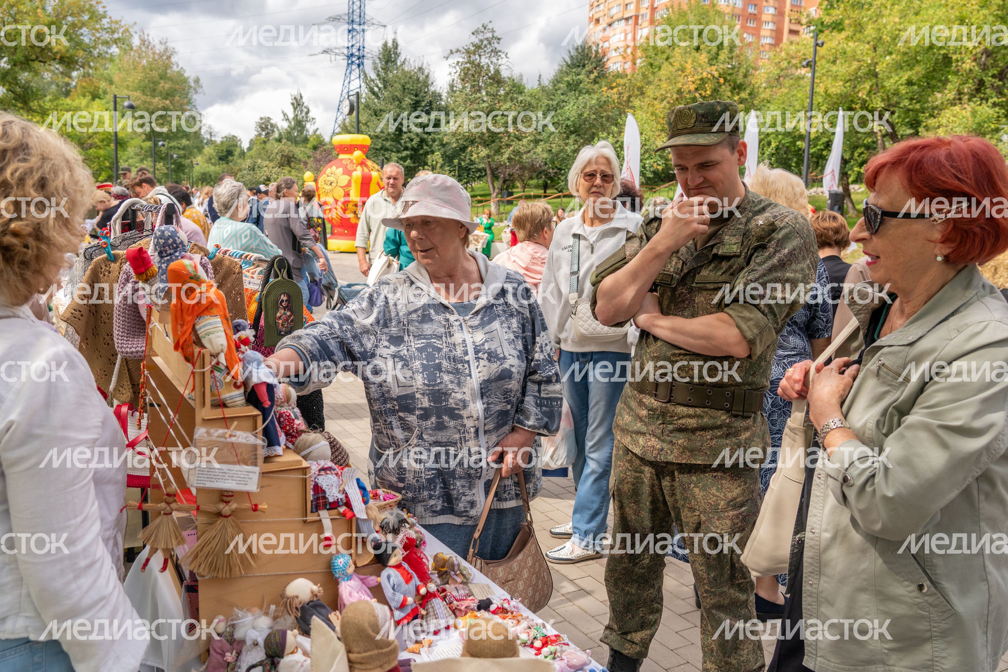 Ярмарка товаров народных промыслов на празднике Яблочного Спаса в Яблоневом сквере Красногорска Ярмарка товаров народных промыслов на празднике Яблочного Спаса в Яблоневом сквере Красногорска