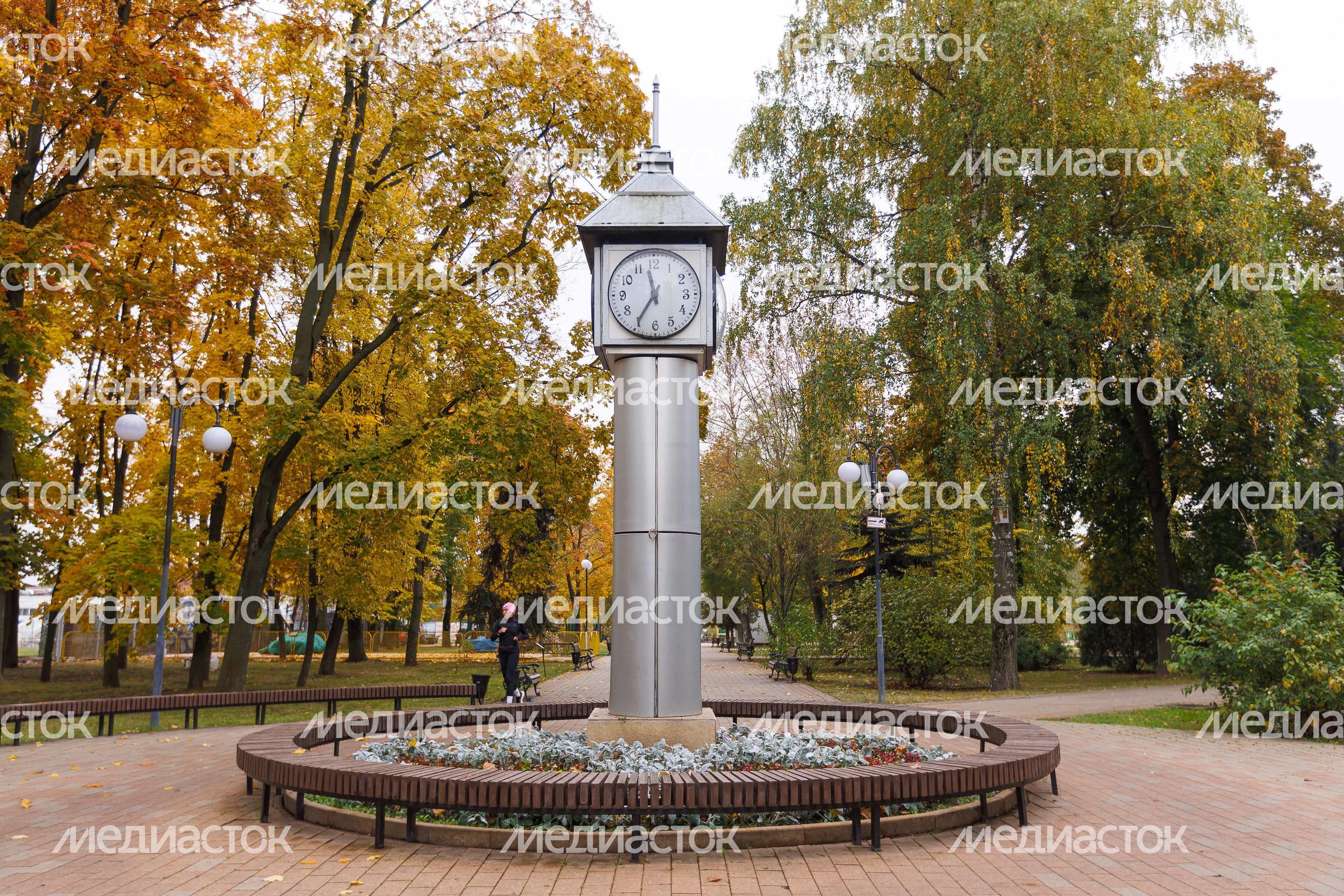 Клумба с часами в Центральном парке культуры и отдыха в Люберцах осенью Клумба с часами в Центральном парке культуры и отдыха в Люберцах осенью