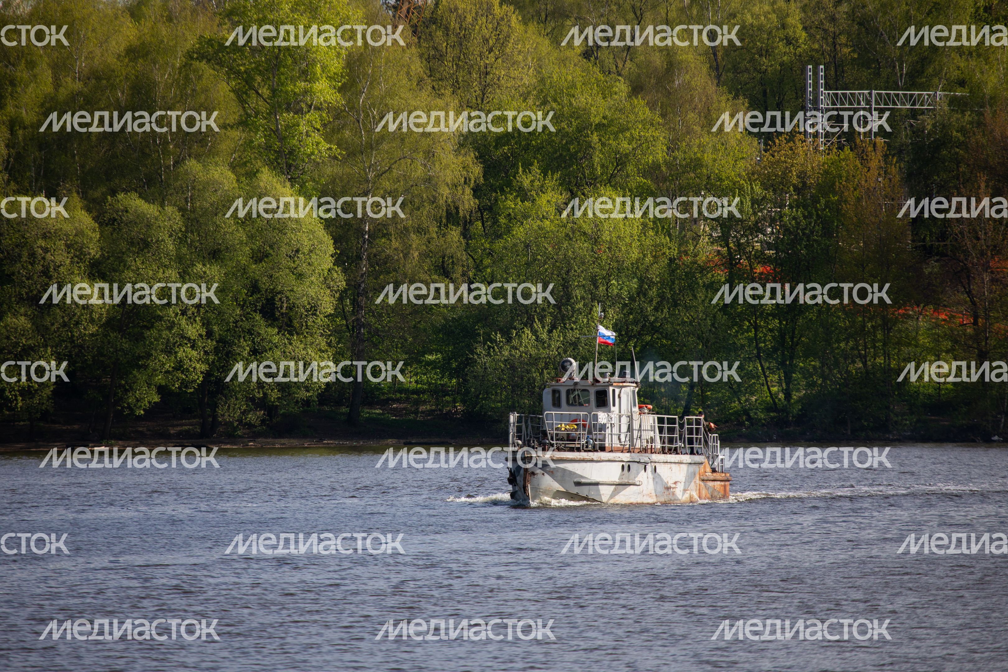 Катер на Химкинском водохранилище в Подмосковье Катер на Химкинском водохранилище в Подмосковье