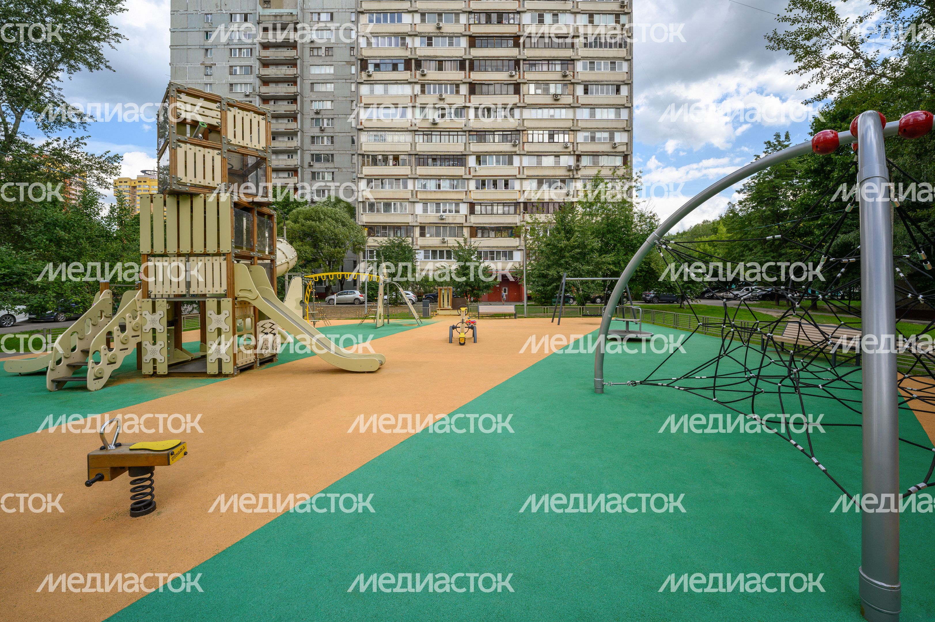Благоустройство детской площадки на улице Дзержинского в Реутове