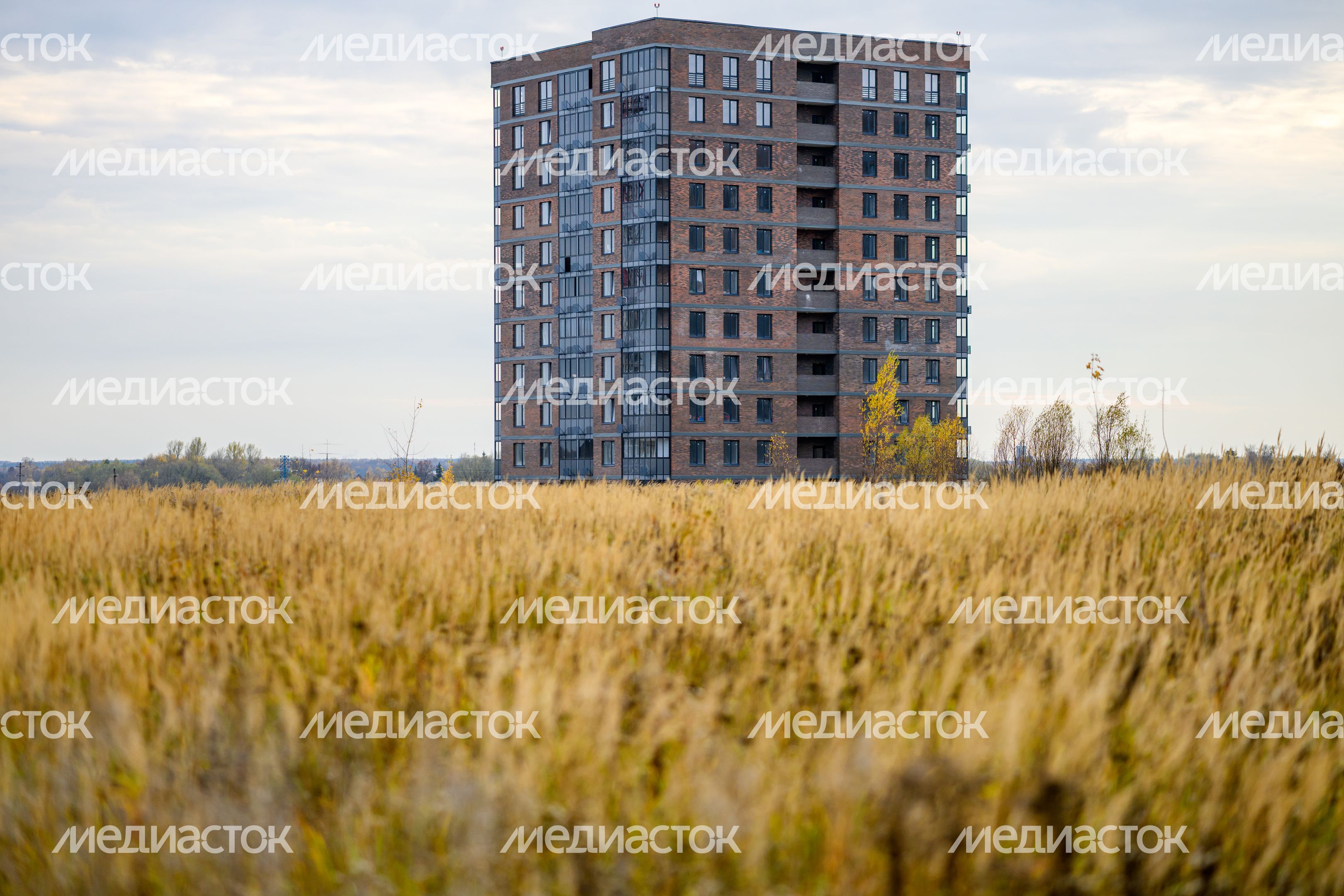 Многоквартирный дом в микрорайоне Авиационный в Домодедово осенью Многоквартирный дом в микрорайоне Авиационный в Домодедово осенью