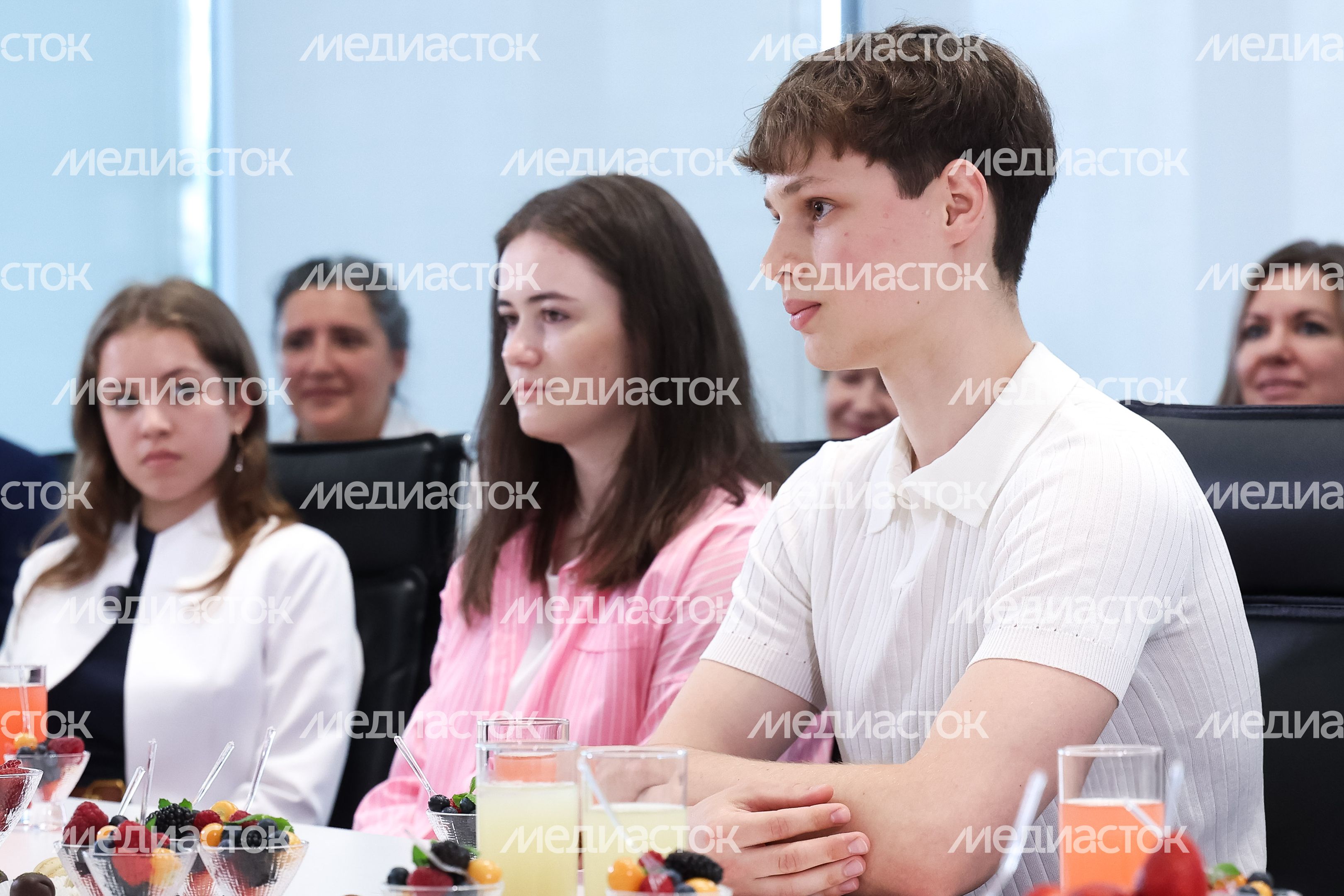 Андрей Воробьев поздравил подмосковных школьников, показавших отличные результаты на ЕГЭ