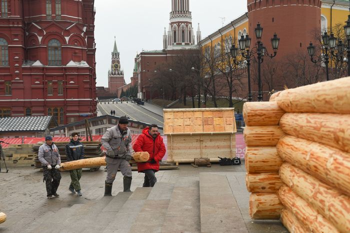 Монтаж инсталляций для фестиваля «Московская Масленица» на Манежной площади