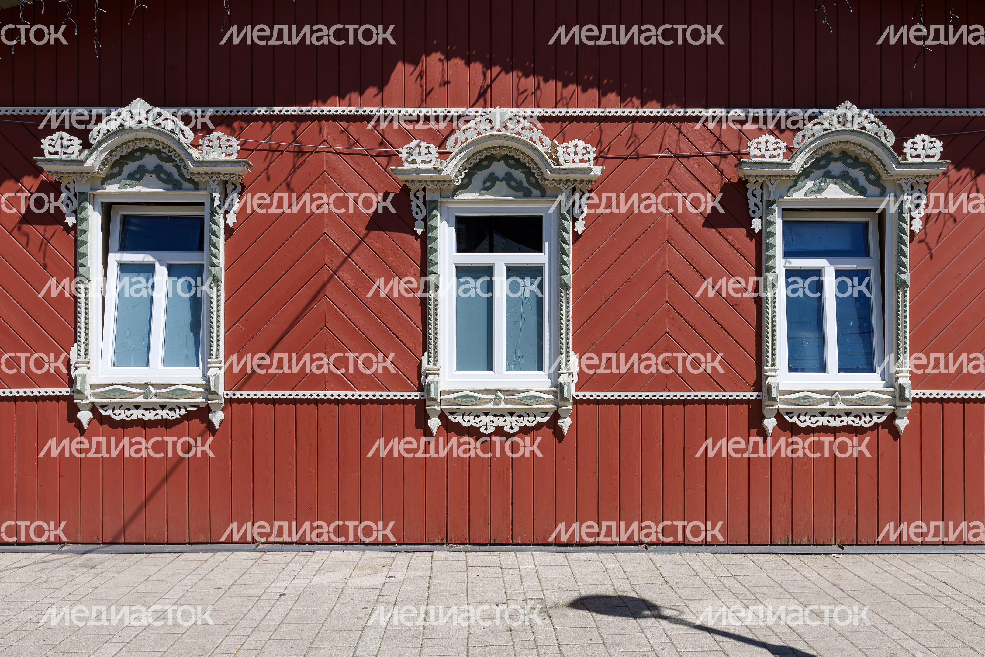 Летние виды улицы Московской со старинными домами в Звенигороде Летние виды улицы Московской со старинными домами в Звенигороде