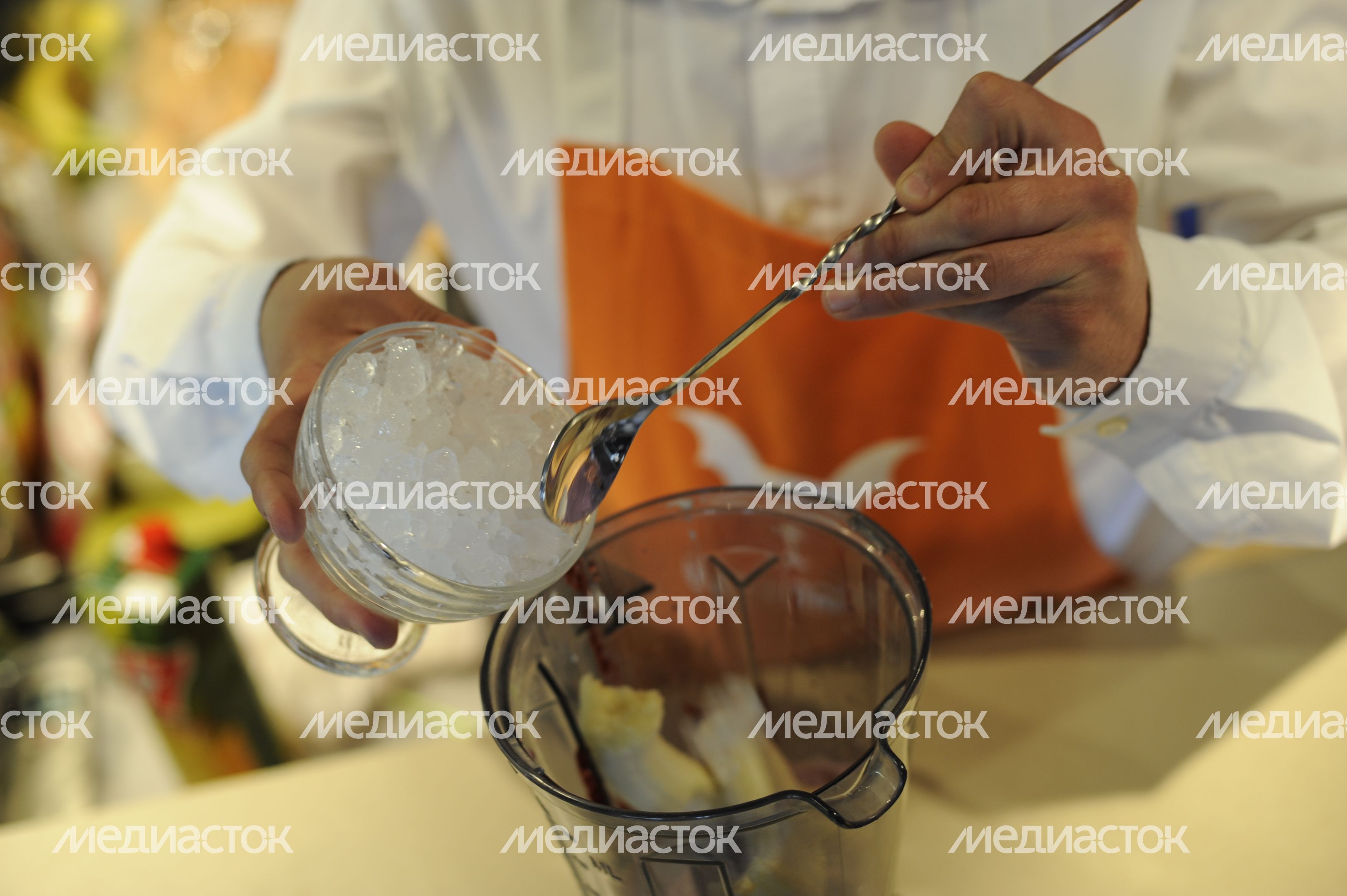 Приготовление ягодного смузи