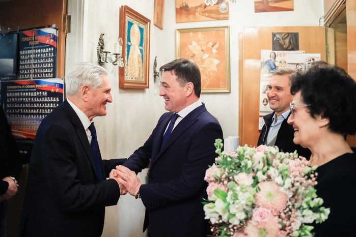Посещение губернатором космонавта первого отряда